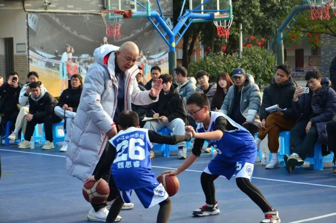 儿童如何在游戏中学习篮球技术_1